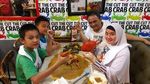 Begini Gaya Andi Arief Jenderal Kardus Saat Nikmati Kopi dan Makan Bareng