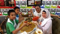  Ternyata keluarga kecil Andi Arif pecinta seafood. Mereka terlihat sedang asyik melahap sajian seafood lezat di salah satu restoran seafood populer di Jakarta. Foto: Twitter @AndiArief__