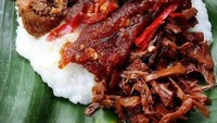 Bubur gudeg Mbok Lindu Jogja juga terkenal eank. Gudeg yang agak kering ditambah sambal goreng krecek yang pedas jadi lauk yang pas. Foto : Instagram @jogjafoodsociety