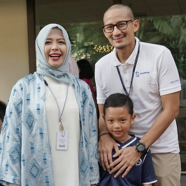 Sandiaga dengan jam tangan andalannya saat mengantar si bungsu Sulaiman ke sekolah. (Foto: Instagram/@sandiuno)