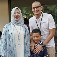 Sandiaga dengan jam tangan andalannya saat mengantar si bungsu Sulaiman ke sekolah. (Foto: Instagram/@sandiuno)