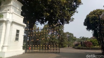 Penampakan Depan Rumah Keluarga Dipo Latief yang Sangat Luas