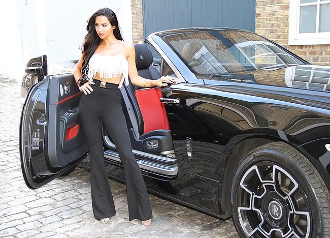 Wanita berdarah Inggris-Yunani ini mengoleksi mobil-mobil mewah seperti Rolls Royce, Mercedes G-Wagon dan Ferrari. Foto: Instagram/@natashagrano