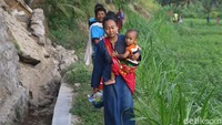 Warga berjalan menuju Kali Lokosedutan.