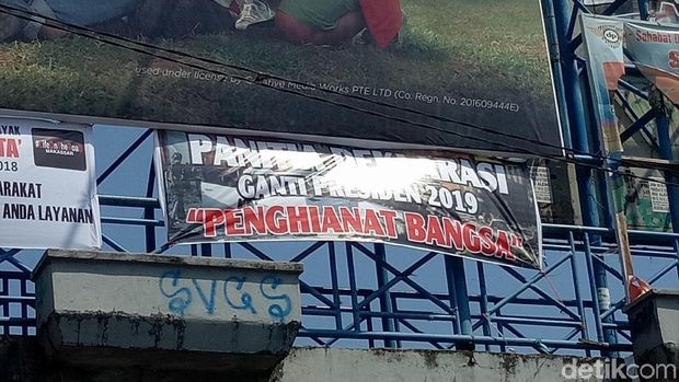 Satpol PP Copot Spanduk NII Dukung #2019GantiPresiden