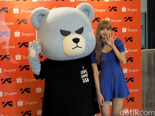 Makeup look hari ini aku hanya pakai Moonshot cushion dan lip stain, tutur Lisa di Hall Kasablanka, Jakarta Selatan, Kamis, (9/8/2018). Foto: Septiana Ledysia