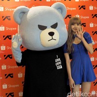 Makeup look hari ini aku hanya pakai Moonshot cushion dan lip stain, tutur Lisa di Hall Kasablanka, Jakarta Selatan, Kamis, (9/8/2018). Foto: Septiana Ledysia