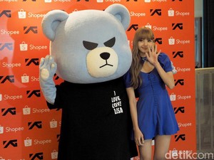 Wow Cantiknya Lisa BLACKPINK Berbalut Gaun Biru di Fanmeeting