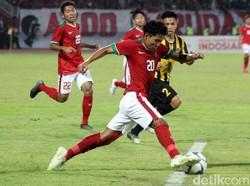 Malaysia benar-benar tak diberi napas sama sekali di babak kedua. Indonesia terus membombardir lewat Zico, Yuda, dan Bagus, tapi belum ada yang bisa menjebol Malaysia.