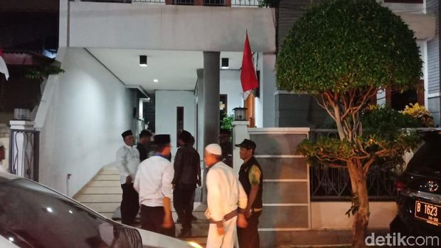 Tampak hanya ada beberapa staf dan tetangga yang ada di depan rumah Ma'ruf.