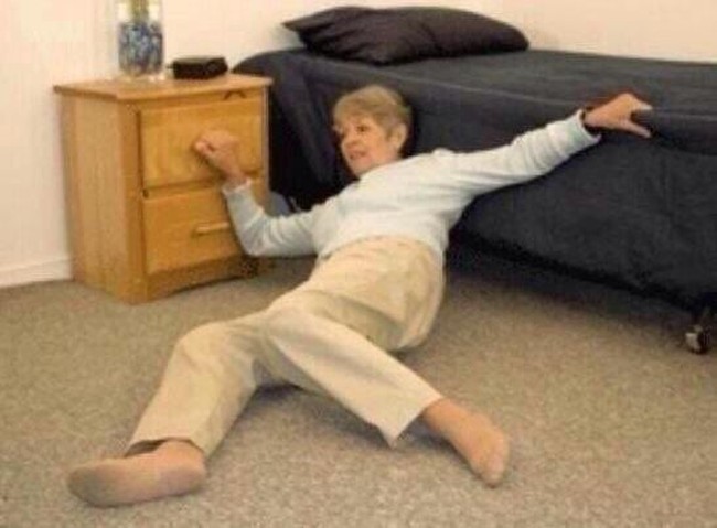 Pose Kim Kardashian diperagakan dengan baik oleh si ibu, setuju? Foto: Twitter