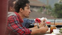 Makan untuk hidup, atau hidup untuk makan? tulis Edward di akun Instagramnya, ketika mengunggah fotonya makan siang dengan hamparan pemandangan yang indah. Foto: Instagram @edward_akbar