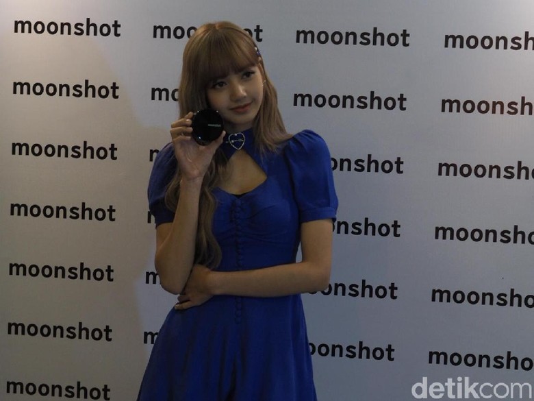 Lisa BLACKPINK Tak Menyangka akan Dijemput Fans di Bandara Lisa BLACKPINK Tak Menyangka akan Dijemput Fans di Bandara