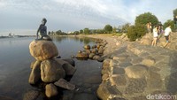 Jika Singapura punya patung Merlion, maka ibu kota Denmark Kopenhagen punya ikon juga, yaitu patung Si Putri Duyung. Patung ini dibuat oleh seniman bernama Edward Eriksen. (Uyung/detikTravel)
