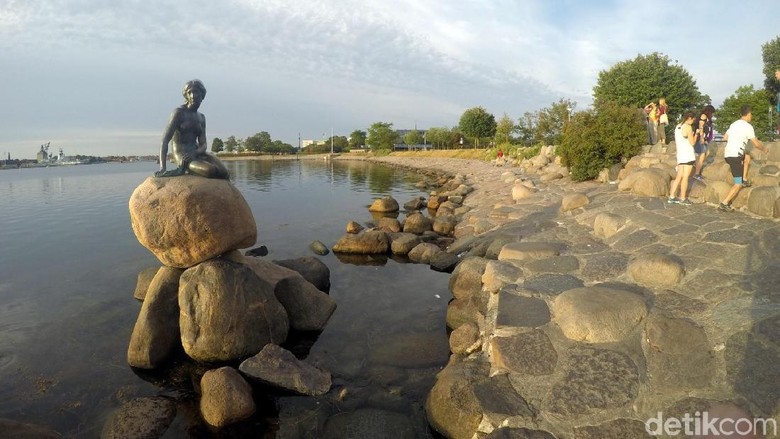 Patung Si Putri Duyung di Denmark yang ikonik (Uyung/detikTravel) Patung Si Putri Duyung di Denmark yang ikonik (Uyung/detikTravel)