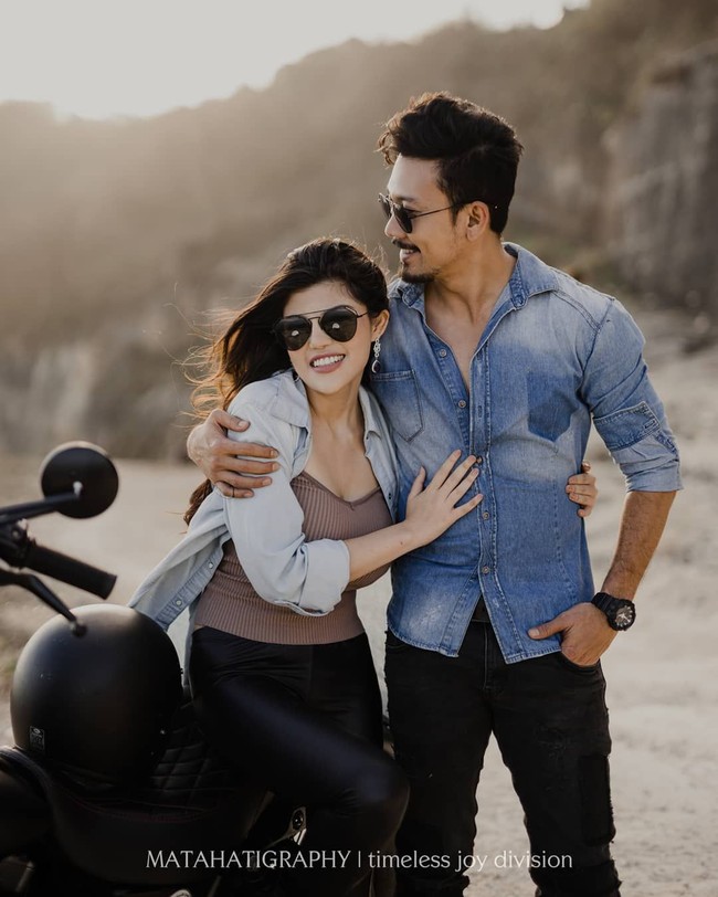Denny Sumargo dikenal hobi naik motor. Sesi foto prewedding pun dilakukan sesuai dengan hobi bintang film 5 cm dan Kartini tersebut. Dita yang saat diwawancara Feni Rose mengaku naik motor untuk pertamakalinya bersama Denny terlihat sangat bahagia duduk di atas motor sambil berpelukan dengan calon suaminya. Foto: Instagram @matahatigraphy