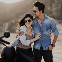 Denny Sumargo dikenal hobi naik motor. Sesi foto prewedding pun dilakukan sesuai dengan hobi bintang film 5 cm dan Kartini tersebut. Dita yang saat diwawancara Feni Rose mengaku naik motor untuk pertamakalinya bersama Denny terlihat sangat bahagia duduk di atas motor sambil berpelukan dengan calon suaminya. Foto: Instagram @matahatigraphy