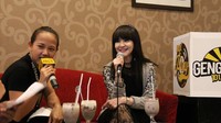 Saat wawancara dengan salah satu radio, Ita ditemani segelas es cokelat. Duh senyum manisnya tetap tak berubah ya sejak dulu. Foto: instagram @itadyahpurnamasari