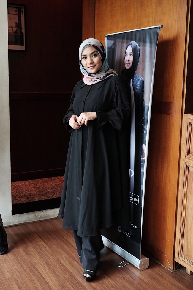 Produk hijab yang ia buat adalah hijab segi empat motif atau pattern scarf. Hijab seperti ini memang sedang hits di kalangan hijabers. Foto: Silmia Putri/Wolipop