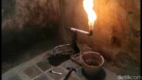 Munculnya gas juga saat musim kemarau seperti saat sekarang ini. Muhajir sendiri heran setelah enam tahun berlalu, kini aroma gas itu muncul kembali.