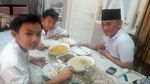 Begini Gaya Andi Arief Jenderal Kardus Saat Nikmati Kopi dan Makan Bareng