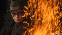 Proses pembuatan keris bukan tanpa bahaya. Percikan bunga api yang digunakan untuk menempa batangan besi panas sangat berbahaya jika mengenai tubuh. Untuk menempa keris memang diperlukan suhu yang tinggi. Menurut Empu Sungkowo, suhu di prapennya (perapian) berada dalam kisaran 1.300 – 1.350 derajat celcius.