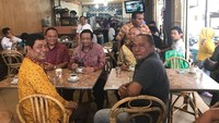 Tidak hanya di luar negeri, tapi di dalam negeri pun Mahfud selalu menyisihkan waktu untuk bersantai dan mencoba kuliner lokal. Seperti mampir ke kedai kopi Kok Tong, yang ada di Simalungun, Sumatera Utara. Foto: Twitter @mohmahfudmd