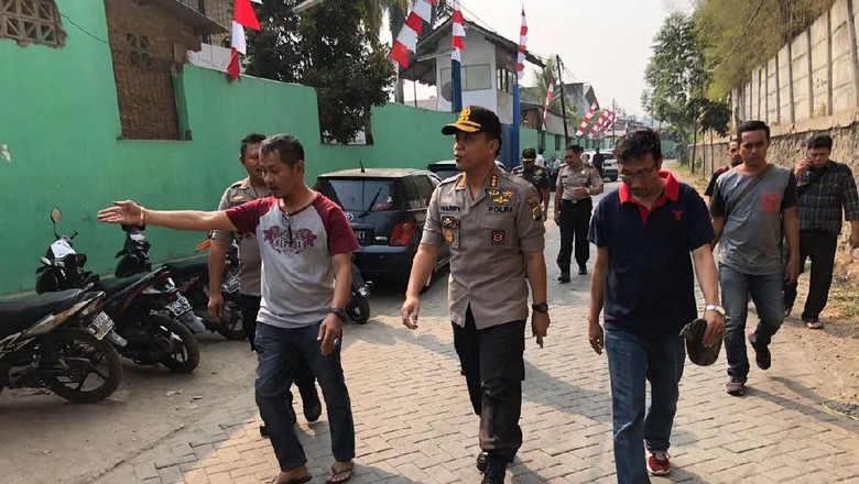 RPH di Tangerang Dirampok Kawanan Bersenpi, Rp 900 Juta Raib RPH di Tangerang Dirampok Kawanan Bersenpi, Rp 900 Juta Raib