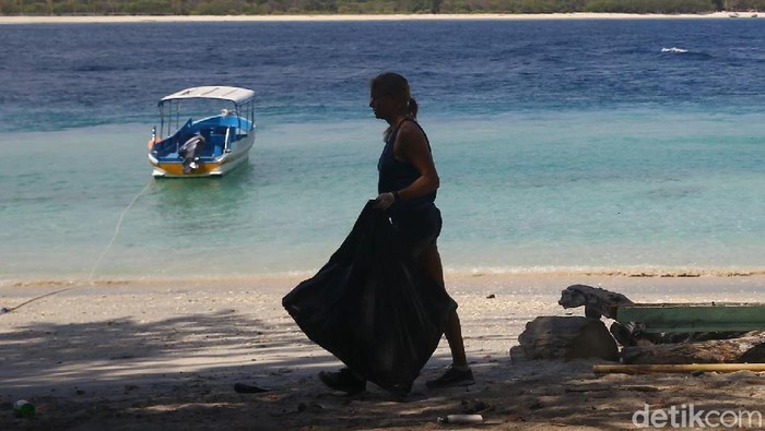Kawasan wisata Gili Trawangan, Lombok, rusak akibat gempa 7 RS. Sejumlah turis masih berada di kawasan itu dan ikut membersihkan sampah.