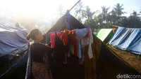 Warga tengah menjemur pakaian.