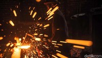 Menurut Ki Empu Sungkowo proses pembuatan keris bisa menghabiskan waktu sekitar 30 hari 40 hari. Proses panjang pembuatan senjata tradisional tersebut bukan tanpa alasan, seni membuat keris memiliki 53 tahapan dalam pembuatan satu keris. Tahapan itu mulai dari menyiapkan bahan (besi tua), berdoa, sampai mengoles minyak pada tubuh keris.