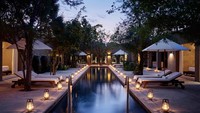 Berkonsep berbaur dengan alam liar, tawaran yang diberikan oleh penginapan mewah Royal Malewane yang berada di kawasan Taman Nasional Greater Kruger. Terdapat kamar, ruang tamu, dan ruang makan yang luas. Serta akomodasi ini memiliki 6 kamar tidur dengan khas Afrika yang artistik. Semua kamar dilengkapi dengan bilik shower dan dek pribadi. Harga per malam di akomodasi ini untuk 9-12 orang adalah 18.400 Dolar (Rp 265 juta). ( Royal Malewane)