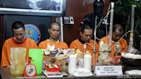 Barang bukti yang diamankan di antaranya red phospor, rendaman obat cair, lodine, aseton, H2SO4, satu timbangan digital, satu timbangan manual, dan berbagai tabung kimia.