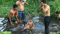 Mereka mandi dan mencuci.