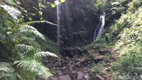 Begitu sampai, traveler akan disuguhkan dengan air terjun yang menjulang dengan ketinggian sektiar 10 meter. (Dadang/detikTravel)