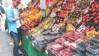 Aktor berusia 32 tahun ini, ternyata suka ngemil buah. Bahkan ketika traveling, ia sering berkunjung ke pasar lokal untuk mencari buah-buahan segar. Foto: Instagram @edward_akbar