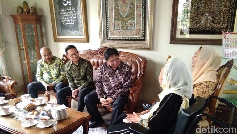 Ketum Golkar Temui Keluarga Gus Dur di Ciganjur Ketum Golkar Temui Keluarga Gus Dur di Ciganjur