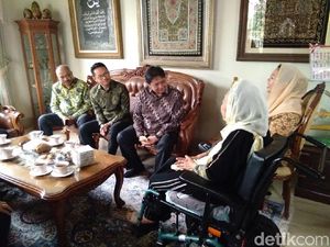Ketum Golkar Temui Keluarga Gus Dur di Ciganjur