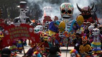 Tradisi ini bertujuan untuk mengenang dan menghormati orang-orang yang telah meninggal (Edgard Garrido/Reuters)
