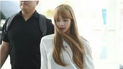 Tiba di Jakarta, Ratusan Fans Nantikan Lisa BLACKPINK