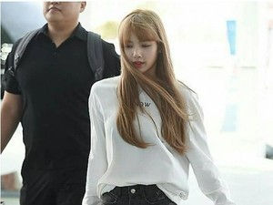 Fans Sempat Dorong-dorongan Maksa Masuk ke Venue Lisa BLACKPINK