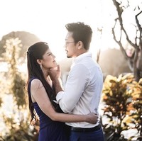 Denny dan Dita berfoto romantis dengan latar dedaunan yang disinari cahaya matahri. Tatapan Denny sambil memegang dagu Dita bisa membuat kamu yang melihat mereka ikut merasakan cinta keduanyanya. Foto: Instagram @matahatigraphy