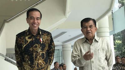 Senyum Jokowi Usai Bahas Pilpres dengan JK