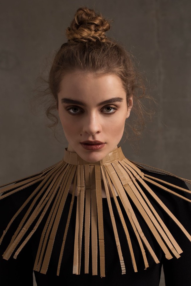 Kardus juga bisa jadi aksesori. Dalam foto ini, model terlihat mengenakan aksesori kalung terbuat dari kardus yang digunting-gunting menyerupai fringe. Foto: Dok. Marisa Lia