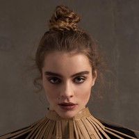 Kardus juga bisa jadi aksesori. Dalam foto ini, model terlihat mengenakan aksesori kalung terbuat dari kardus yang digunting-gunting menyerupai fringe. Foto: Dok. Marisa Lia