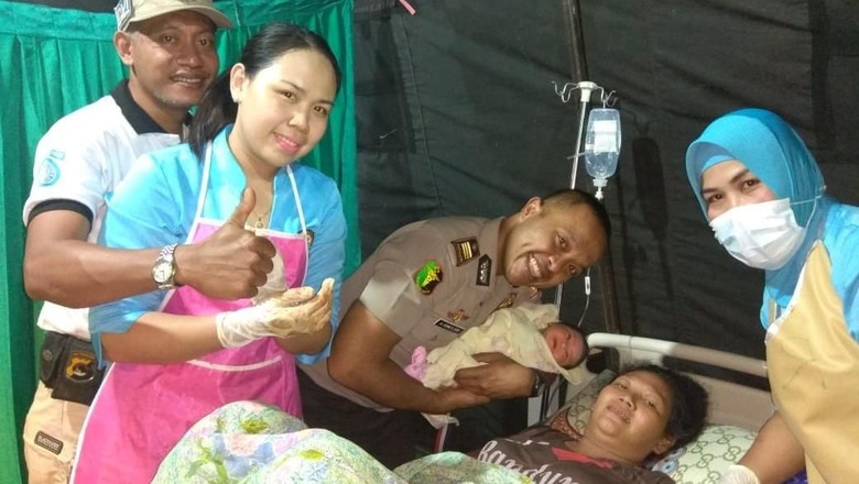 3 Pengungsi Gempa Lombok Melahirkan di Tenda Darurat RS Bhayangkara 3 Pengungsi Gempa Lombok Melahirkan di Tenda Darurat RS Bhayangkara
