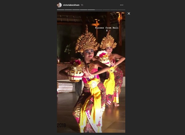 Foto:Â Sang Istri, Victoria Beckham juga tak mau kalah dengan suaminya. Lewat Instastory, mantan personil Spice Girls ini memamerkan dirinya sedang nonton pertunjukan tari Bali. (Victoria Beckham/Instagram) Foto:Â Sang Istri, Victoria Beckham juga tak mau kalah dengan suaminya. Lewat Instastory, mantan personil Spice Girls ini memamerkan dirinya sedang nonton pertunjukan tari Bali. (Victoria Beckham/Instagram)