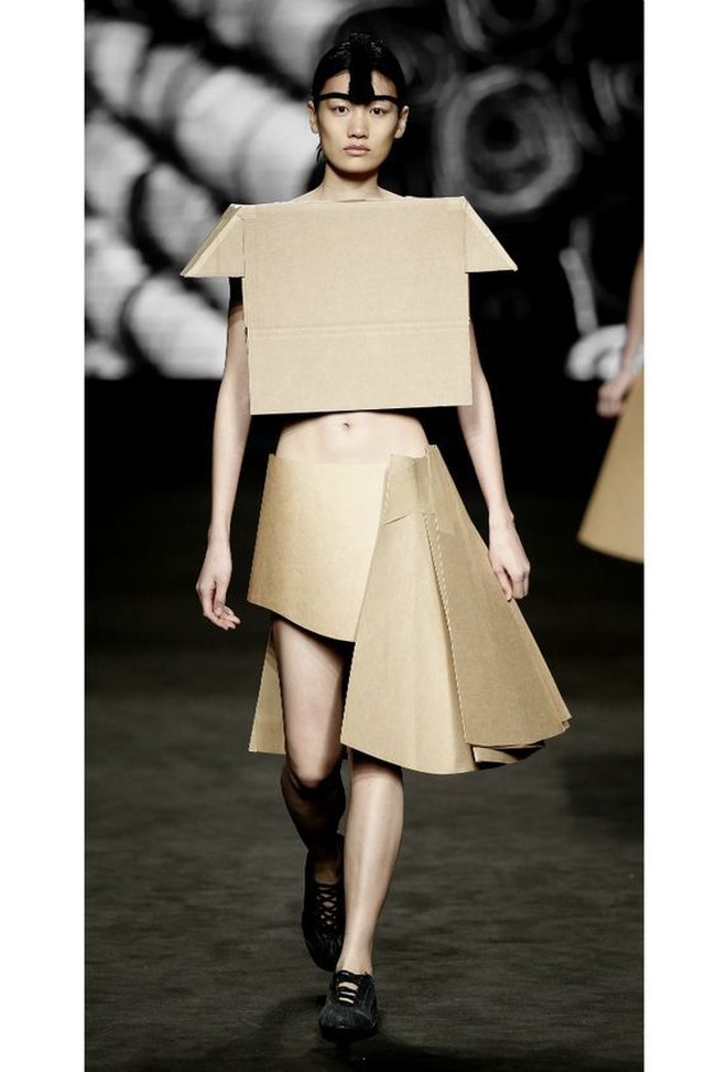 Dress kardus ini pernah tampil di runway tahun 2015. Foto: Txell Miras