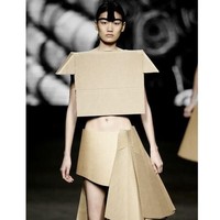 Dress kardus ini pernah tampil di runway tahun 2015. Foto: Txell Miras