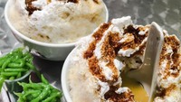 Semangkuk penuh lengkap dengan kucuran gula melaka dan sesendok daging durian membuat tenggorokan terasa segar. Sluuurp! Foto: Istimewa